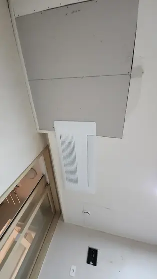 천장 뚫림 — 새 석고보드 두 장으로 막은 에어컨 옆 천장